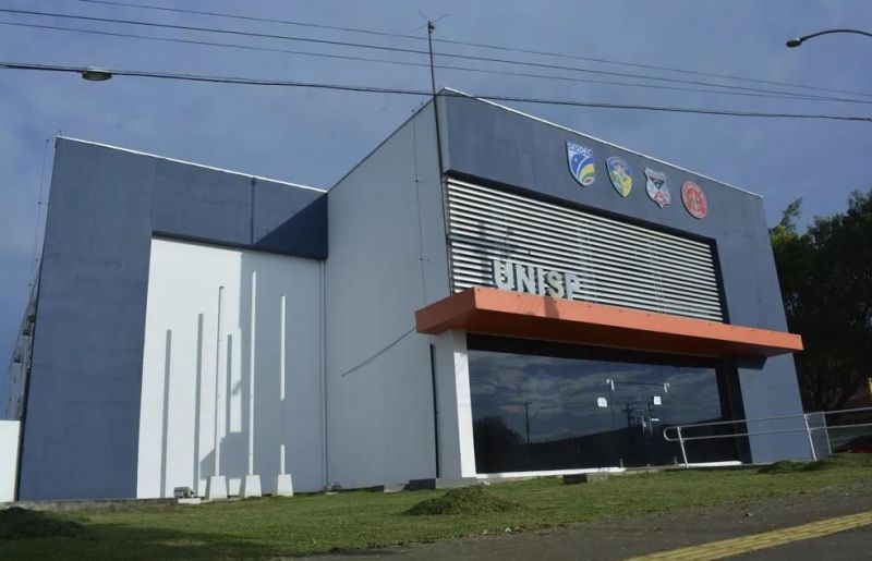 Jovem é rendida e estuprada por homem armado em terreno baldio em Ariquemes Jovem é rendida e estuprada por homem armado em terreno baldio em Ariquemes