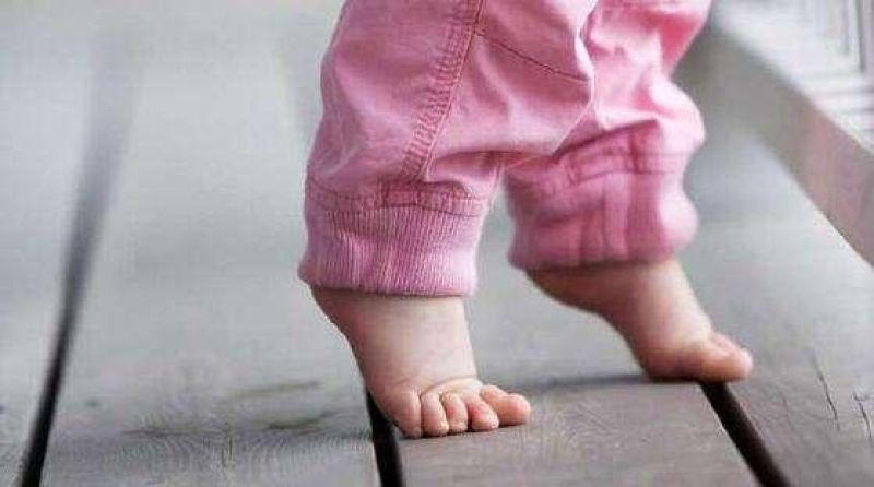 Mulher denuncia estupro de filha de 1 ano após deixar criança com babá Mulher denuncia estupro de filha de 1 ano após deixar criança com babá