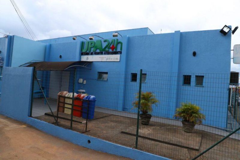 Mulher é jogada de carro em movimento após sair com desconhecido Mulher é jogada de carro em movimento após sair com desconhecido