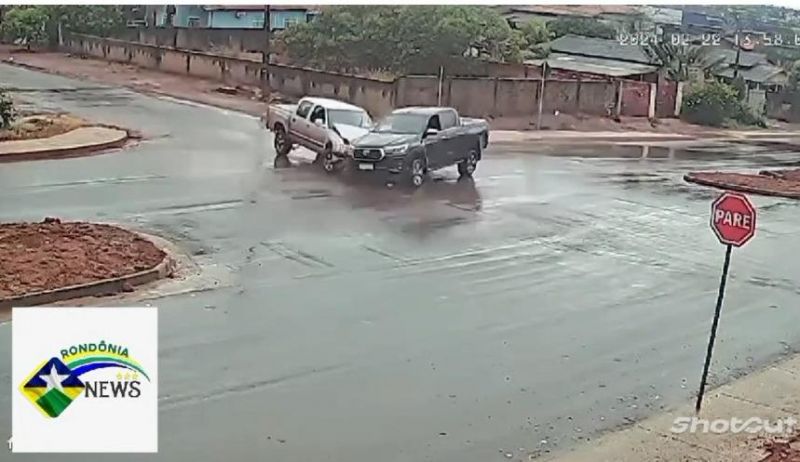 Câmera registra colisão entre duas caminhonetes em Rolim de Moura Câmera registra colisão entre duas caminhonetes em Rolim de Moura