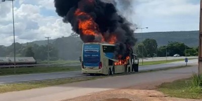 Ônibus é consumido pelo fogo na BR-364