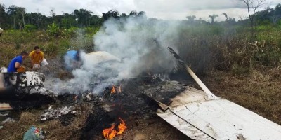 Avião cai em região de mata no interior do Acre e deixa um morto e seis feridos