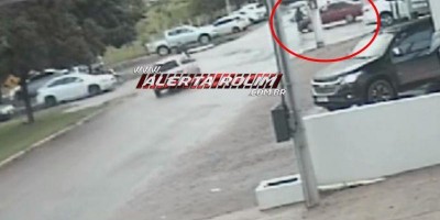 Ciclista fraturou a perna ao ser atingida por carro no Centro de Rolim de Moura; vídeo