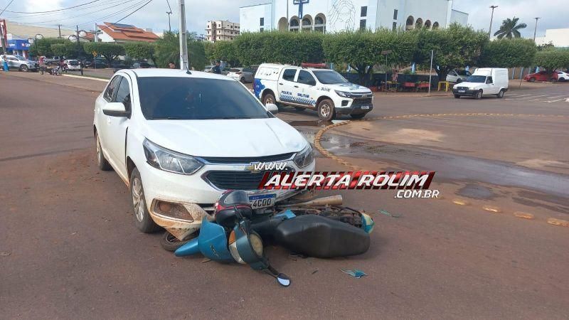 Colisão em rotatória recém instalada deixa motociclista ferida em Rolim de Moura Colisão em rotatória recém instalada deixa motociclista ferida em Rolim de Moura
