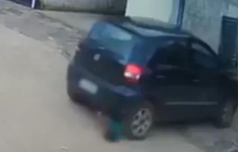 Criança de 03 anos morre ao ser atropelada em garagem de casa em Espigão do Oeste Criança de 03 anos morre ao ser atropelada em garagem de casa em Espigão do Oeste