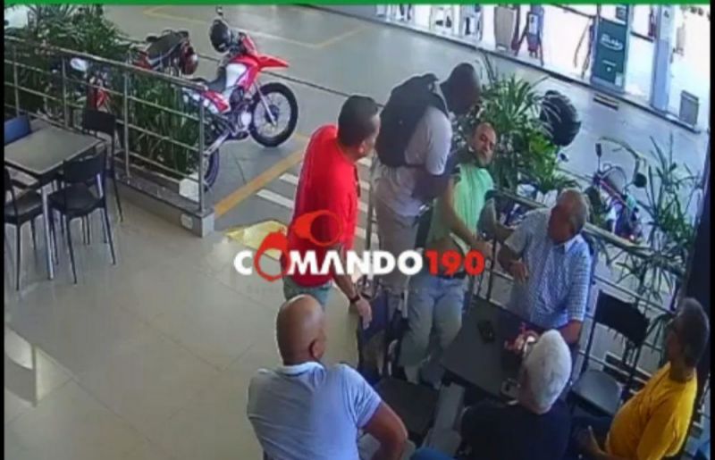 Discussão em conveniência quase termina em pancadaria, em Ji-Paraná Discussão em conveniência quase termina em pancadaria, em Ji-Paraná