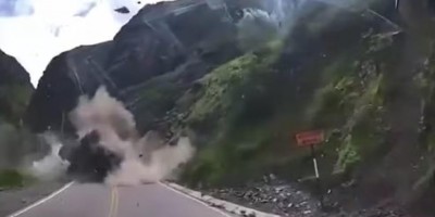 Impressionante: Pedras gigantes despencam de montanha e esmagam caminhões em estrada no...