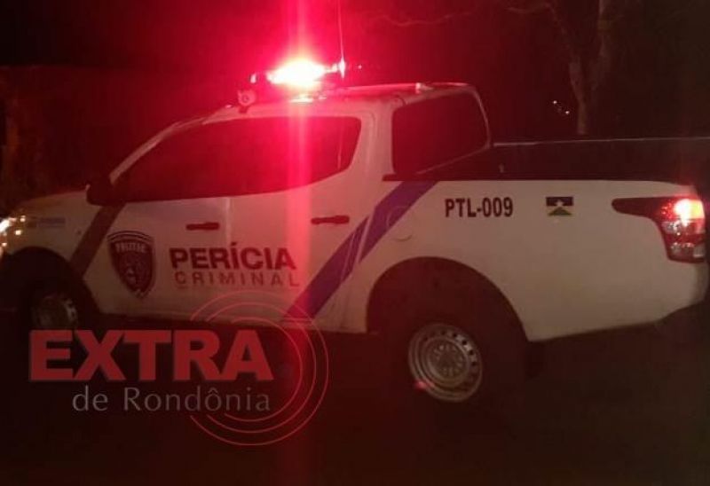Mistério: Homem de 36 anos é encontrado morto na sala de casa em Vilhena; Polícia investiga se tiro saiu de arma encontrada no quarto Mistério: Homem de 36 anos é encontrado morto na sala de casa em Vilhena; Polícia investiga se tiro saiu de arma encontrada no quarto