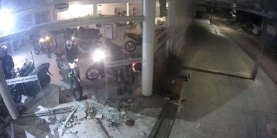 Sete criminosos encapuzados arrombam loja e roubam várias motocicletas em Jaru; vídeo 