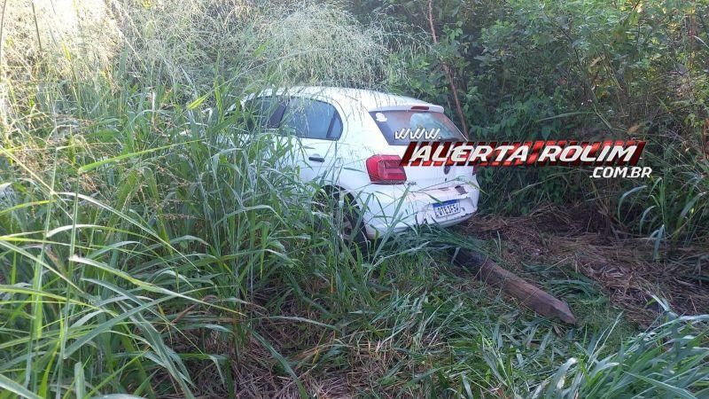 Condutora perde o controle e veículo vai parar em meio a pastagem na RO-383, em Rolim de Moura Condutora perde o controle e veículo vai parar em meio a pastagem na RO-383, em Rolim de Moura