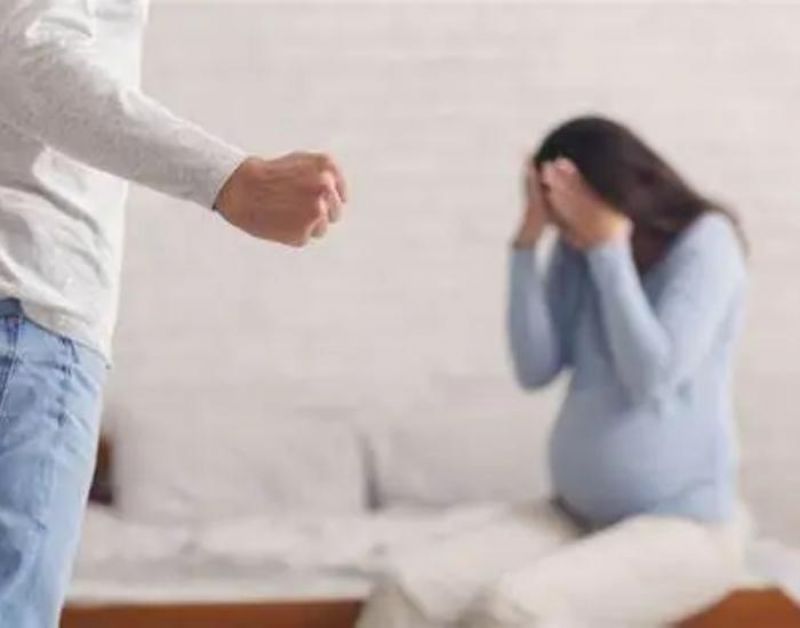 Em crise de ciúmes, marido espanca e ameaça matar grávida de sete meses Em crise de ciúmes, marido espanca e ameaça matar grávida de sete meses