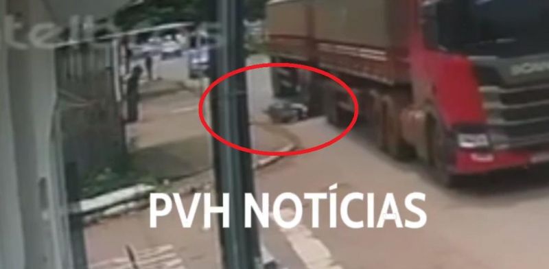 Motociclista escapa da morte após cair e quase ser atropelado por carreta em Porto Velho; vídeo Motociclista escapa da morte após cair e quase ser atropelado por carreta em Porto Velho; vídeo