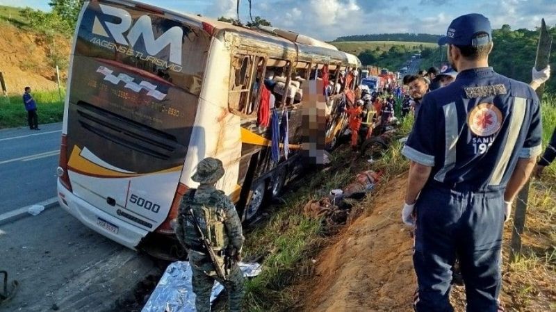Nove pessoas morrem e 23 ficam feridas após ônibus de turismo tombar em rodovia na BA; vídeo Nove pessoas morrem e 23 ficam feridas após ônibus de turismo tombar em rodovia na BA; vídeo