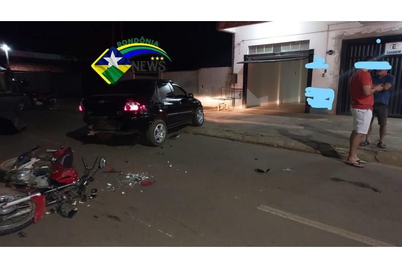 Câmera registra momento de colisão de moto em carro que saia de garagem em Rolim de Moura Câmera registra momento de colisão de moto em carro que saia de garagem em Rolim de Moura
