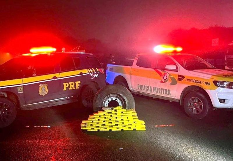 Caminhão com doações para RS é flagrado com 53 kg de drogas escondidas em pneu reserva em SC Caminhão com doações para RS é flagrado com 53 kg de drogas escondidas em pneu reserva em SC