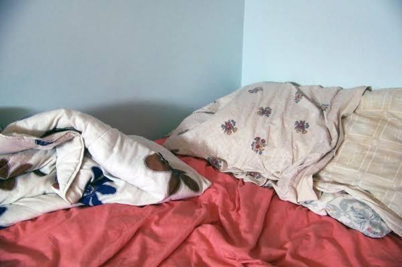 Genro invade quarto e tenta abusar da sogra enquanto esposa está de resguardo Genro invade quarto e tenta abusar da sogra enquanto esposa está de resguardo