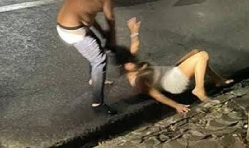 Homem bate cabeça da namorada contra parede e a arrasta pelos cabelos Homem bate cabeça da namorada contra parede e a arrasta pelos cabelos