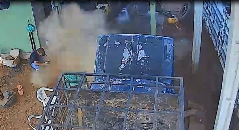 Pneu de caminhão explode em borracharia e por pouco não deixa feridos em RO; vídeo Pneu de caminhão explode em borracharia e por pouco não deixa feridos em RO; vídeo