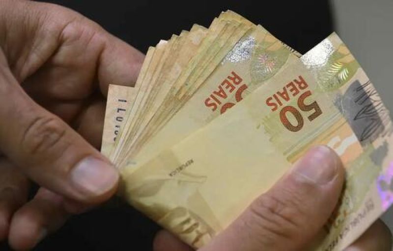 Desvalorização do real está ligada a não cumprimento de metas pelo governo, diz especialista Desvalorização do real está ligada a não cumprimento de metas pelo governo, diz especialista
