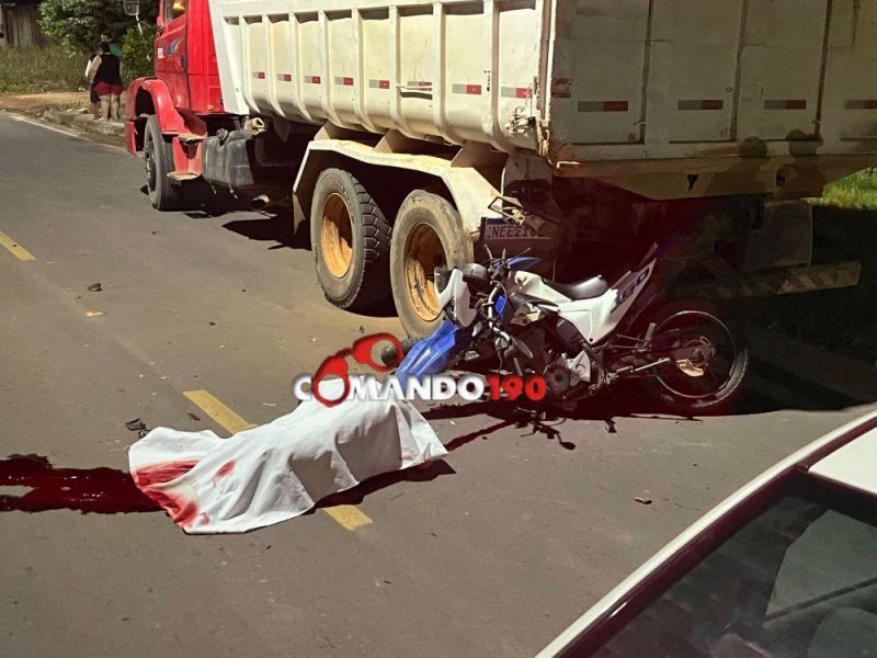 Motociclista morre após bater na traseira de caminhão-caçamba estacionado em Ji-Paraná; vídeo Motociclista morre após bater na traseira de caminhão-caçamba estacionado em Ji-Paraná; vídeo
