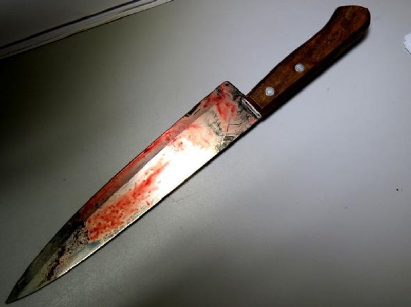 Jovem é assassinado a facadas na frente da mãe por conta de dívida em Ariquemes Jovem é assassinado a facadas na frente da mãe por conta de dívida em Ariquemes