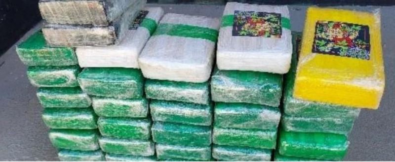 Polícia prende dupla com 32 quilos de skunk após intensa perseguição em RO Polícia prende dupla com 32 quilos de skunk após intensa perseguição em RO