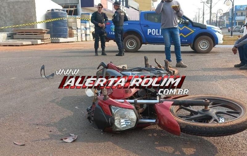 Condutor e passageiro de moto são socorridos a UPA após colisão com carro no centro de Rolim de Moura Condutor e passageiro de moto são socorridos a UPA após colisão com carro no centro de Rolim de Moura