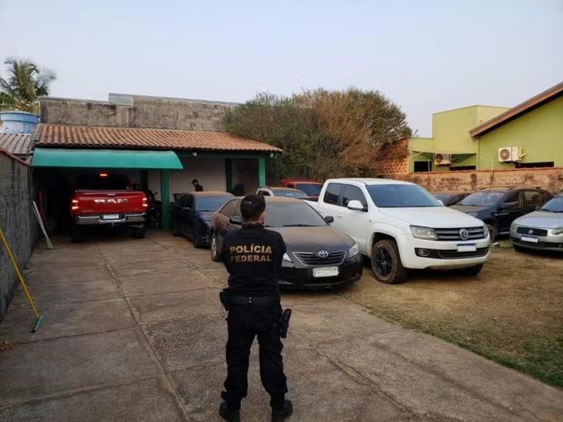 PF apreende carros de luxo e jet ski em operação contra tráfico interestadual de drogas em Vilhena PF apreende carros de luxo e jet ski em operação contra tráfico interestadual de drogas em Vilhena