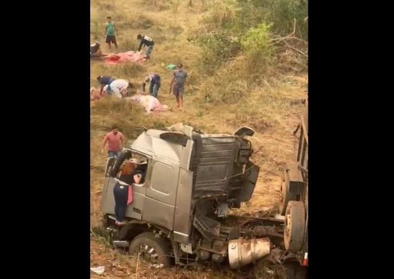 Carreta carregada de bois tomba próximo a ponte do rio Machado na BR-429, em Presidente Médici; vídeo Carreta carregada de bois tomba próximo a ponte do rio Machado na BR-429, em Presidente Médici; vídeo