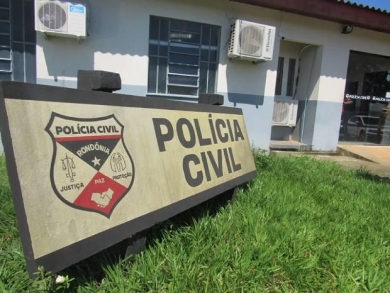 Mulher flagra namorado em bar e tenta matá-lo a golpes de canivete em RO Mulher flagra namorado em bar e tenta matá-lo a golpes de canivete em RO
