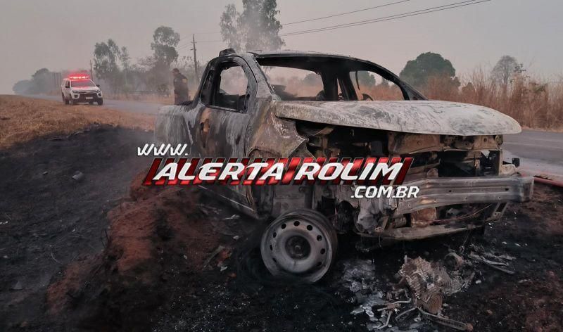 Veículo é completamente destruído por incêndio na RO-010, em Rolim de Moura; motorista não foi localizado Veículo é completamente destruído por incêndio na RO-010, em Rolim de Moura; motorista não foi localizado