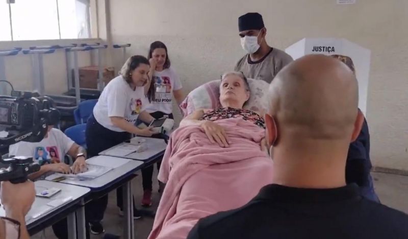 Idosa de 72 anos chega de ambulância e maca para votar em escola de Porto Velho Idosa de 72 anos chega de ambulância e maca para votar em escola de Porto Velho