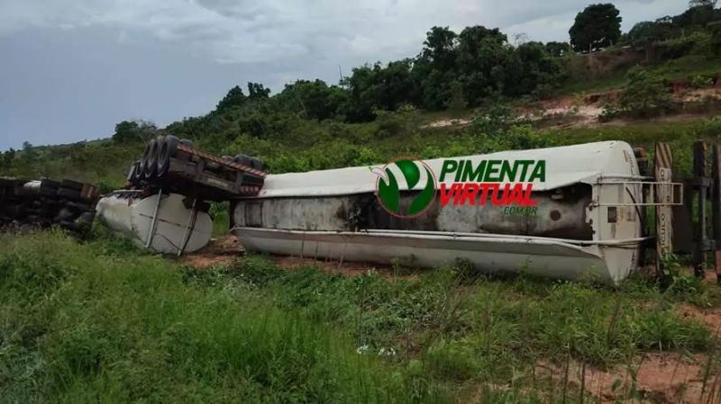 Caminhão-tanque tomba na BR-364, entre Pimenta Bueno e Vilhena Caminhão-tanque tomba na BR-364, entre Pimenta Bueno e Vilhena