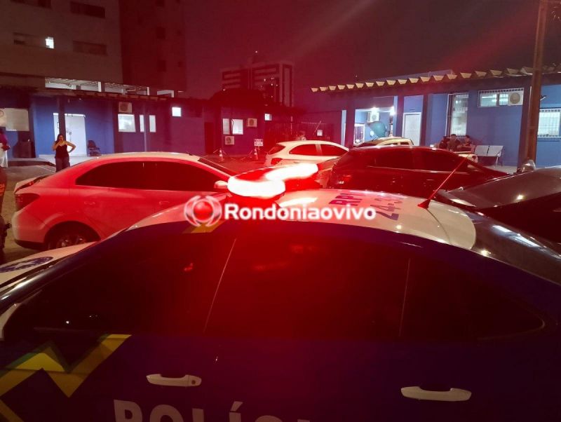 Mulher é esfaqueada na cabeça após briga com rival por R$ 5 Mulher é esfaqueada na cabeça após briga com rival por R$ 5