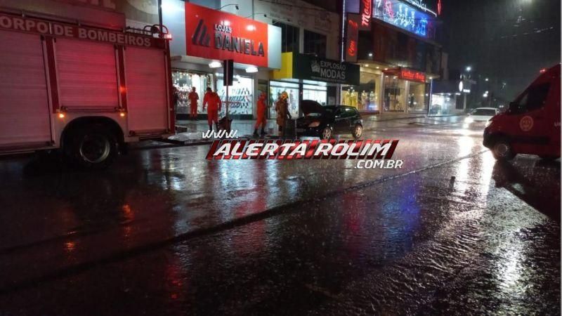 Princípio de incêndio em veículo foi controlado por populares no Centro de Rolim de Moura Princípio de incêndio em veículo foi controlado por populares no Centro de Rolim de Moura