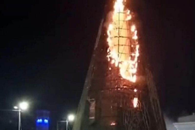Árvore de natal montada em praça em Rio Branco pega fogo dois dias após ser inaugurada Árvore de natal montada em praça em Rio Branco pega fogo dois dias após ser inaugurada