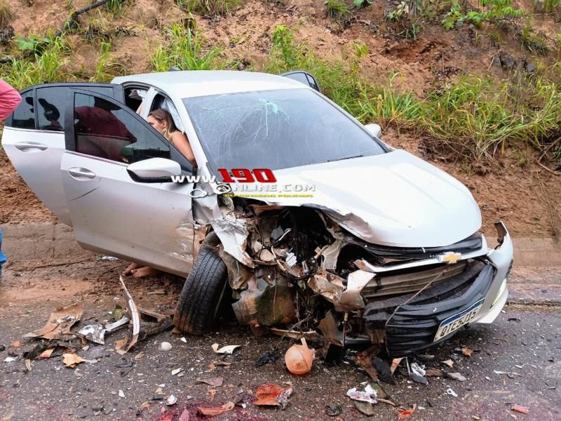 Condutor fica ferido após colisão frontal entre carros em Alta Floresta Condutor fica ferido após colisão frontal entre carros em Alta Floresta