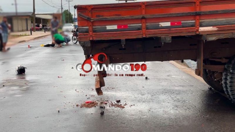 Motociclista morre após colidir na traseira de caminhão que dava marcha ré em Ji-Paraná Motociclista morre após colidir na traseira de caminhão que dava marcha ré em Ji-Paraná