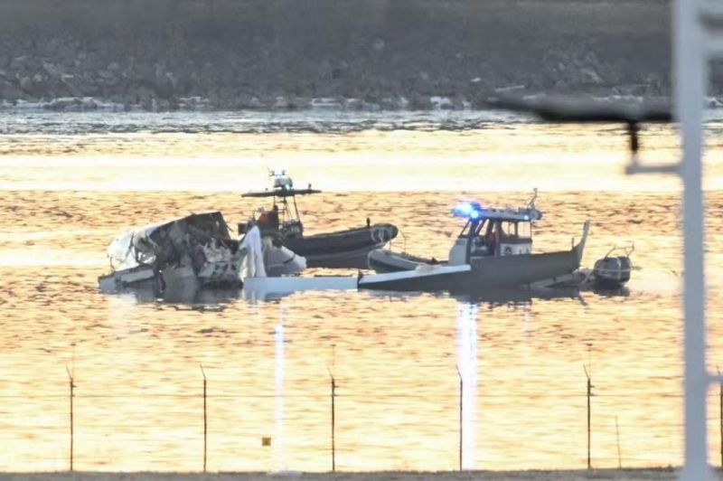 Avião colide com helicóptero e mais de 65 pessoas morrem Avião colide com helicóptero e mais de 65 pessoas morrem