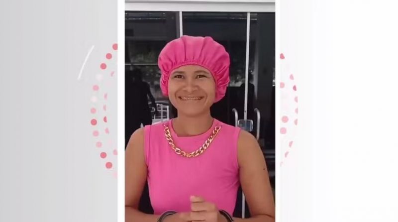 Mulher ri ao ser presa por atear fogo e esfaquear homem até a morte em RO Mulher ri ao ser presa por atear fogo e esfaquear homem até a morte em RO