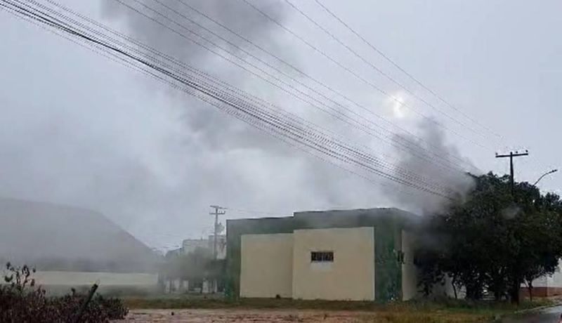 Curto-circuito na rede elétrica assusta moradores e mobiliza Corpo de Bombeiros, em Vilhena; vídeo Curto-circuito na rede elétrica assusta moradores e mobiliza Corpo de Bombeiros, em Vilhena; vídeo