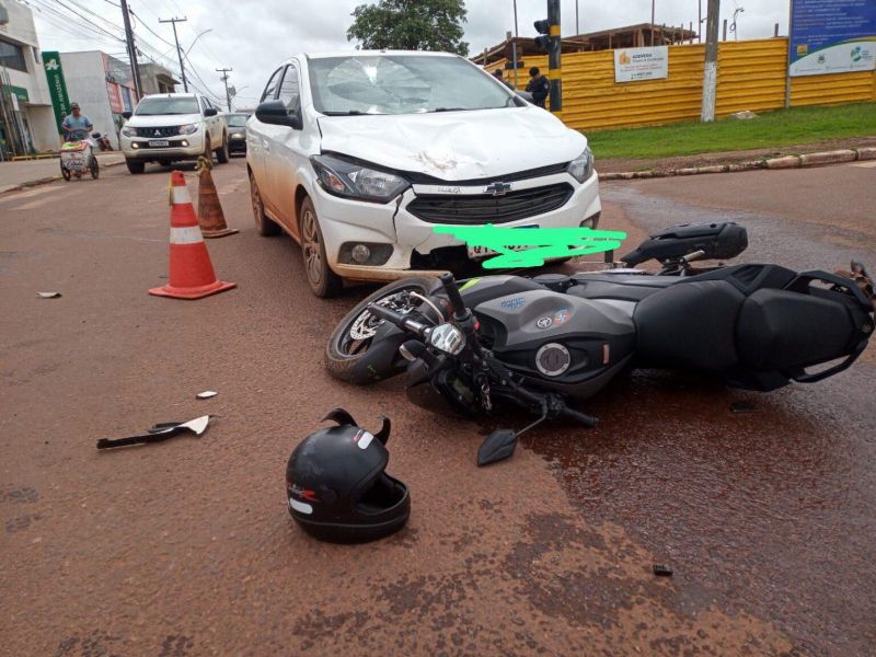 ROLIM DE MOURA: Motociclista é socorrido após carro colidir na traseira no semáforo ROLIM DE MOURA: Motociclista é socorrido após carro colidir na traseira no semáforo