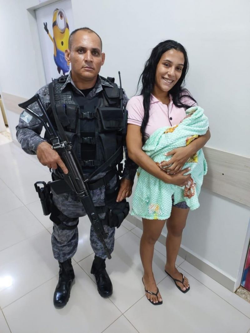 ARIQUEMES: Recém-nascido engasgado com leite materno é salvo por PMs ARIQUEMES: Recém-nascido engasgado com leite materno é salvo por PMs