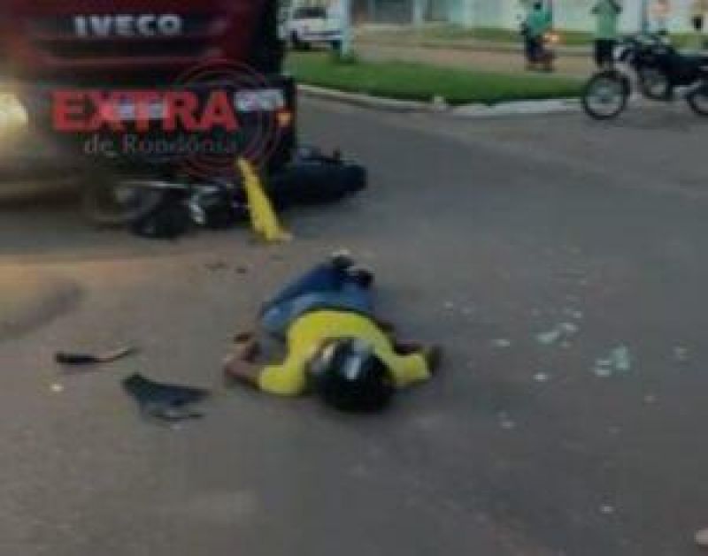Motociclista com sinais de embriaguez colide com caminhão tanque no centro de Cerejeiras Motociclista com sinais de embriaguez colide com caminhão tanque no centro de Cerejeiras