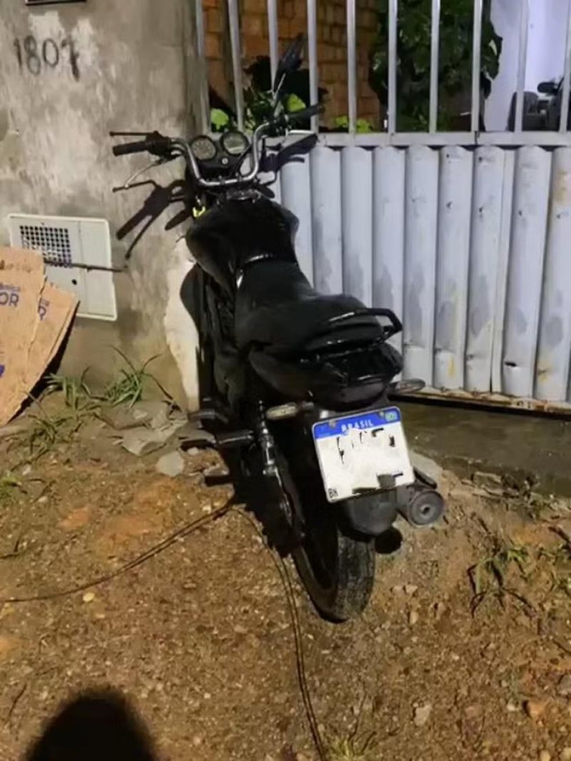 Motociclista morre após colidir com portão em Ji-Paraná, RO; fio de telefone pode ter causado acidente Motociclista morre após colidir com portão em Ji-Paraná, RO; fio de telefone pode ter causado acidente