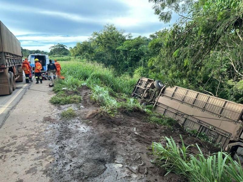 Ônibus tomba na BR-364 e deixa passageiros gravemente feridos Ônibus tomba na BR-364 e deixa passageiros gravemente feridos