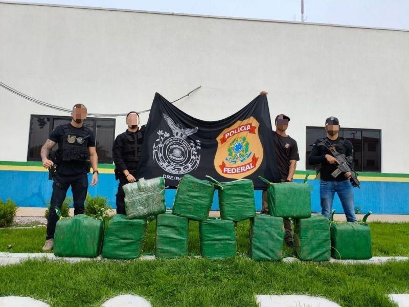 PF e PM/RO prendem duas pessoas em flagrante com 350 kg de drogas, em Alta Floresta PF e PM/RO prendem duas pessoas em flagrante com 350 kg de drogas, em Alta Floresta
