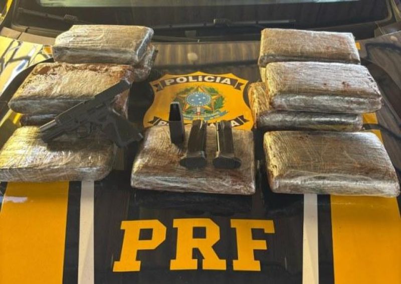 PRF prende mulher que transportava arma de fogo e 11,6 quilos de maconha em ônibus na BR-364, em Ji-Paraná PRF prende mulher que transportava arma de fogo e 11,6 quilos de maconha em ônibus na BR-364, em Ji-Paraná