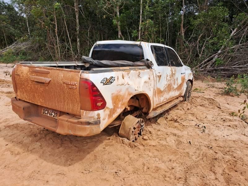 Trio de 15, 16 e 18 anos fazem família refém no MT e, na fuga, trocam tiros com a PM em Vilhena; Um morreu Trio de 15, 16 e 18 anos fazem família refém no MT e, na fuga, trocam tiros com a PM em Vilhena; Um morreu