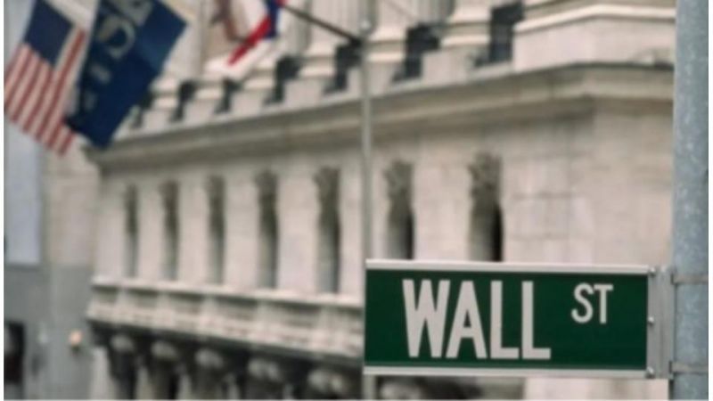 Bolsas dos EUA desabam após queda do PIB e emprego abaixo do esperado Bolsas dos EUA desabam após queda do PIB e emprego abaixo do esperado